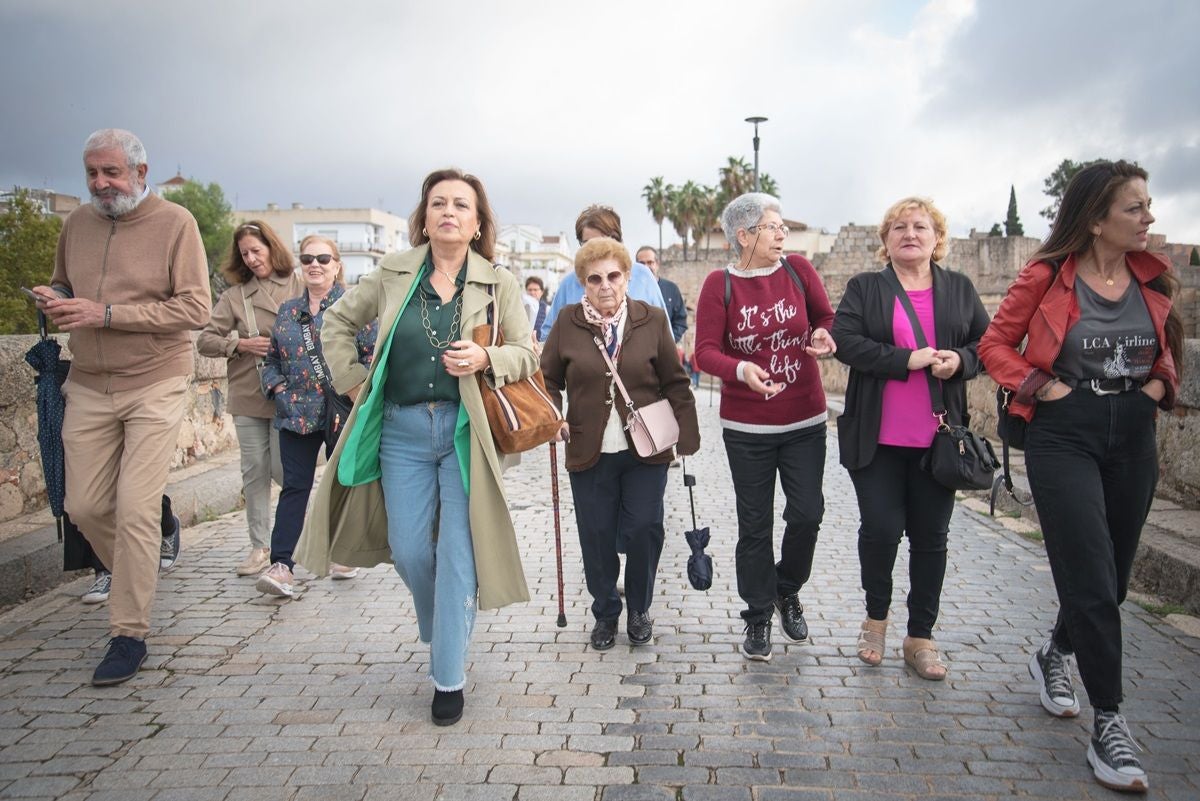 Los mayores de Mérida visitan monumentos de la ciudad