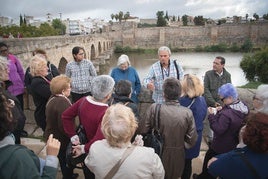 Los mayores de Mérida visitan monumentos de la ciudad