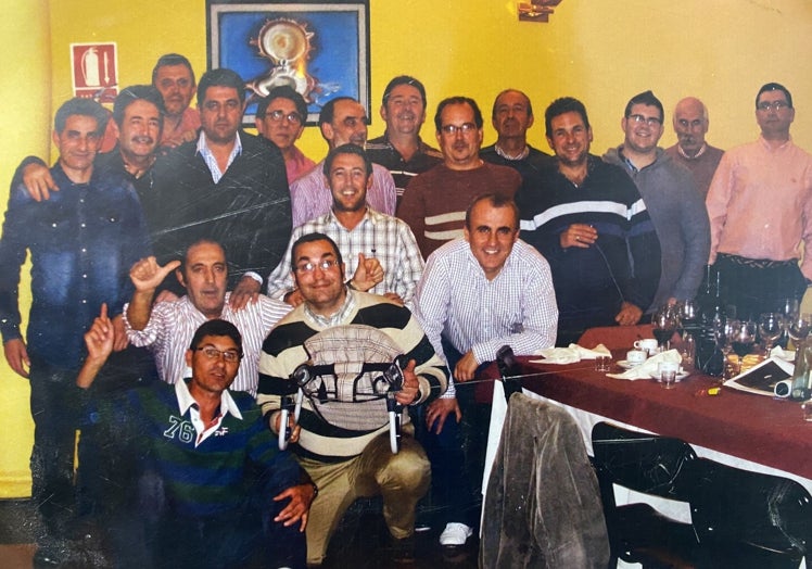 Parte de la plantilla durante una celebración navideña en 'El último café', en Charca Musia.