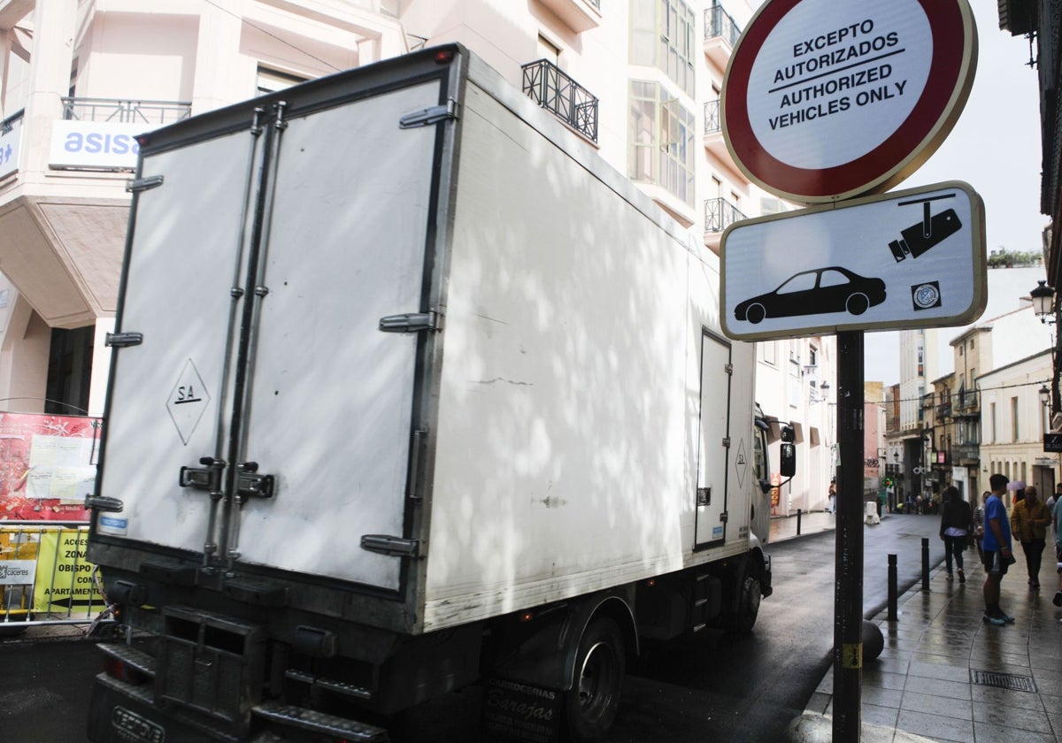 Un vehículo pesado accede a la zona restringida de la calle San Antón.