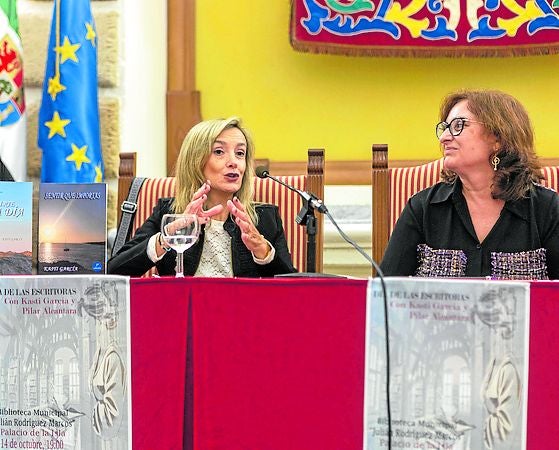 Kasti García y Pilar Alcántara protagonizaron el Día de las Escritoras organizado por el Ayuntamiento de Cáceres en el Palacio de la Isla. 