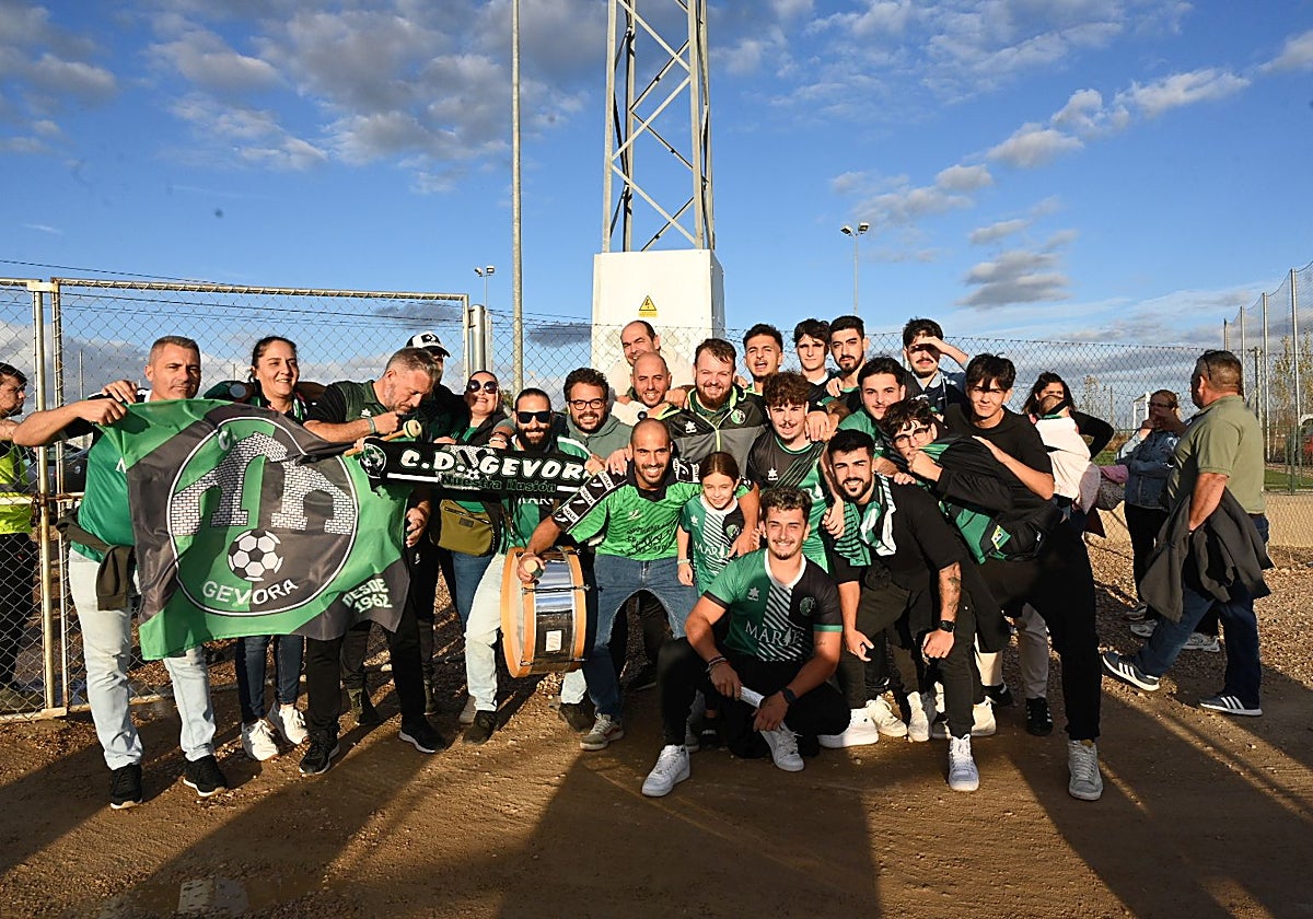 Aficionados del Gévora antes del inicio del choque ante el Playas de Sotavento.