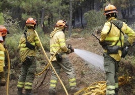 Bomberos del plan Infoex trabajando en un incendio.