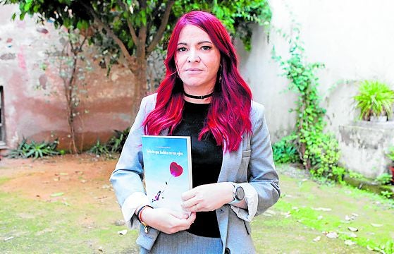 La escritora Ana Barruecos Barrios presentó en el Palacio de la Isla su libro 'Todo lo que habita en tus ojos'. 