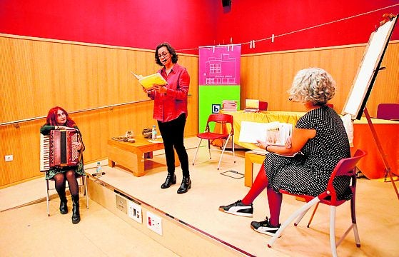 Presentación del libro 'En tierra de pájaros', de Pilar López Ávila y Leticia Ruifernández, con la música del acordeón de Fernanda Valdés.