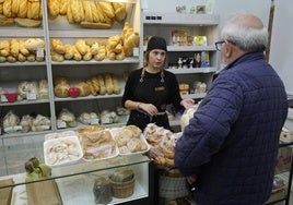 Isabel León, de la panadería Caprichos de Pueblo en Badajoz, despachando el viernes pasado.