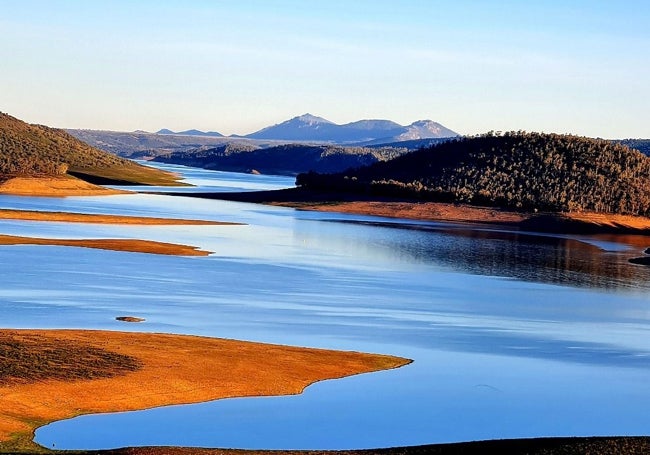 Panorámica del embalse de Cijara, este viernes.