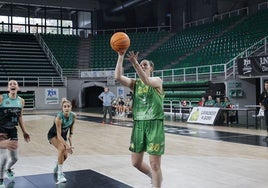 Cabrera en una acción del duelo ante el Estepona.