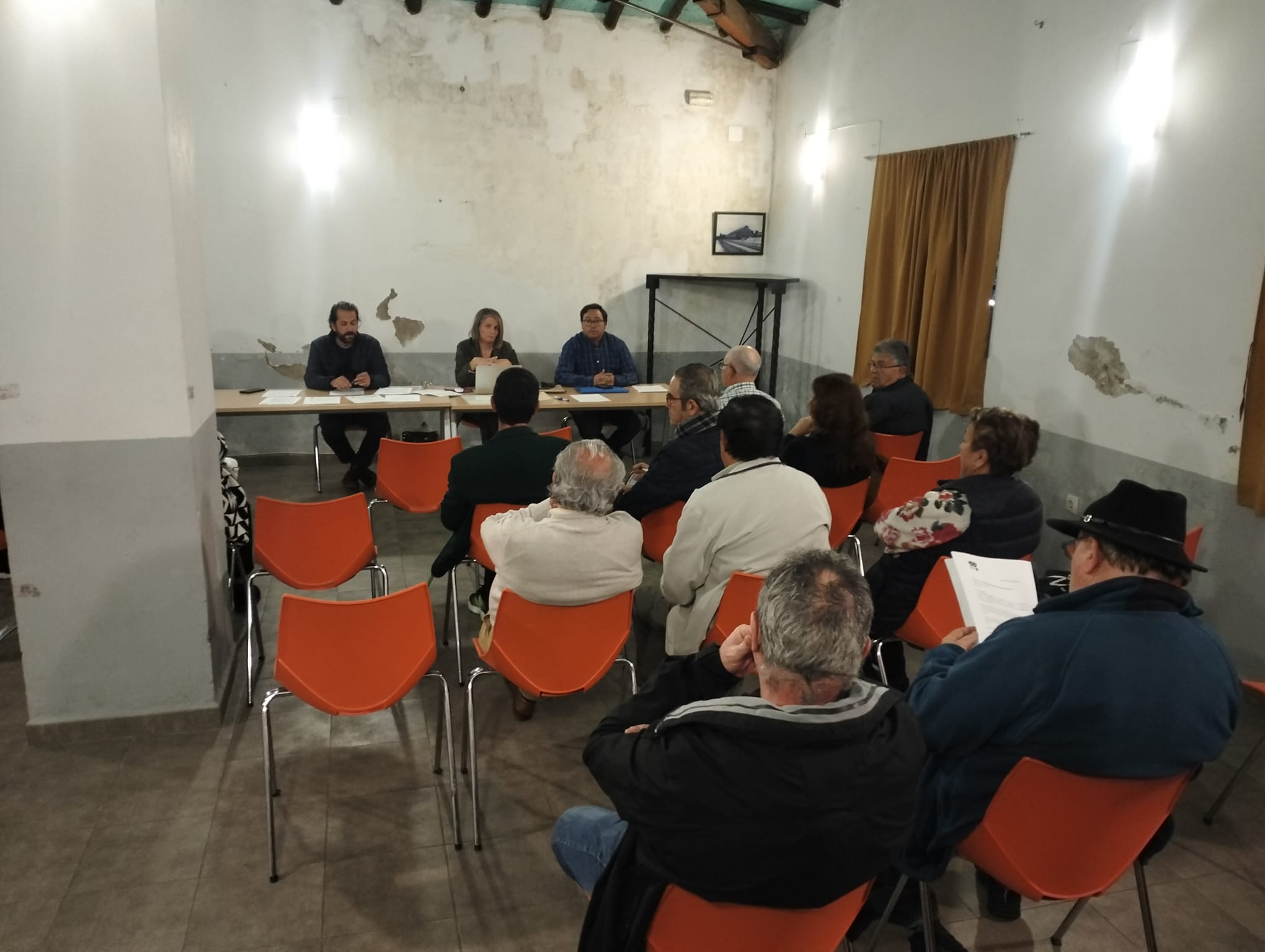 Asamblea extraordinaria de la Agrupación vecinal de Cáceres celebrada en la sede vecinal de Santa Lucía