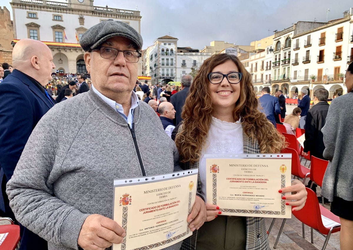 Imagen secundaria 1 - En la imagen superior, el alcalde Mateos y el coronel Kromer. Debajo, Antonio Hernández y su hija María, que juraron bandera. Sobre estas líneas, otro civil presta juramento.