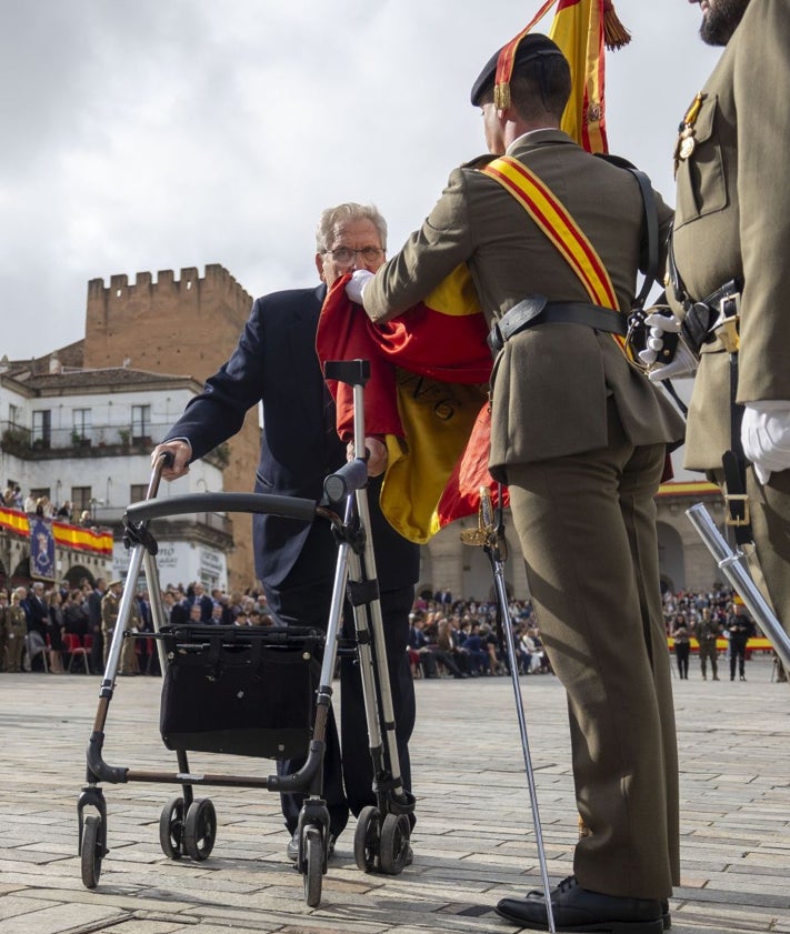 Imagen secundaria 2 - En la imagen superior, el alcalde Mateos y el coronel Kromer. Debajo, Antonio Hernández y su hija María, que juraron bandera. Sobre estas líneas, otro civil presta juramento.