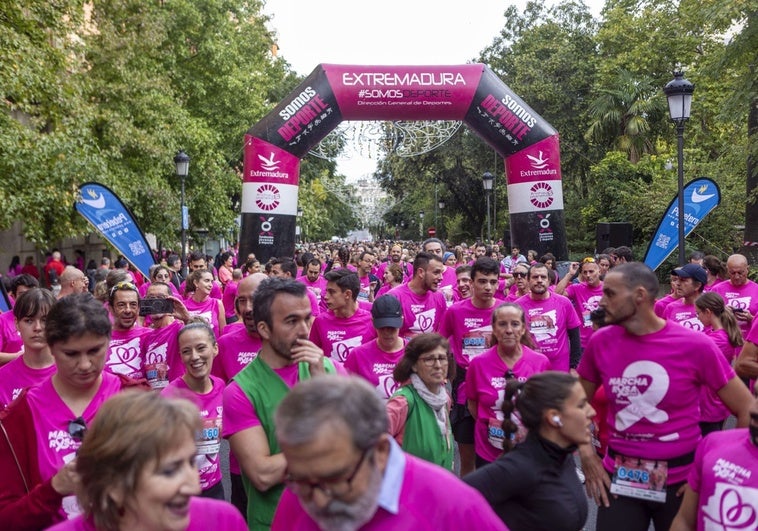 Salida de la Marcha Rosa de Cáceres desde la Avenida de España.