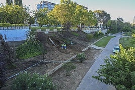 Trabajadores de Aqualia en una de las tuberías de la zona.