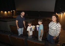 Alejandro Lozano en la sala de cines Conquistadores junto a su hermano y sus padres.
