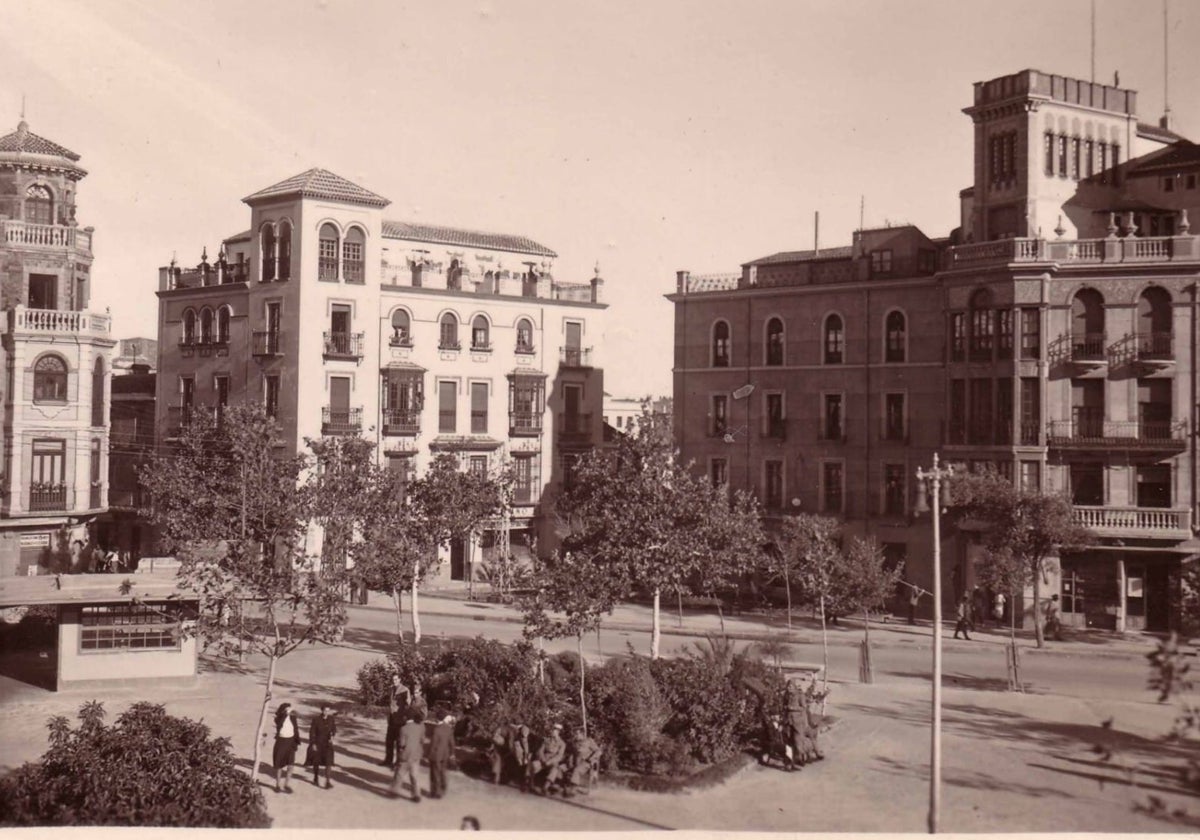 De izquierda a derecha, la Chicuela (ya desaparecida), edificio situado en el número 25 de San Antón, el del viejo Requeté (el único de la foto que no es de Ángel Pérez) y la casa de Tomás Pérez (actual sede del BBVA).