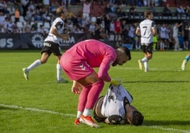 El guardameta del Betis B levantando a Liberto Beltrán después del posible penalti.