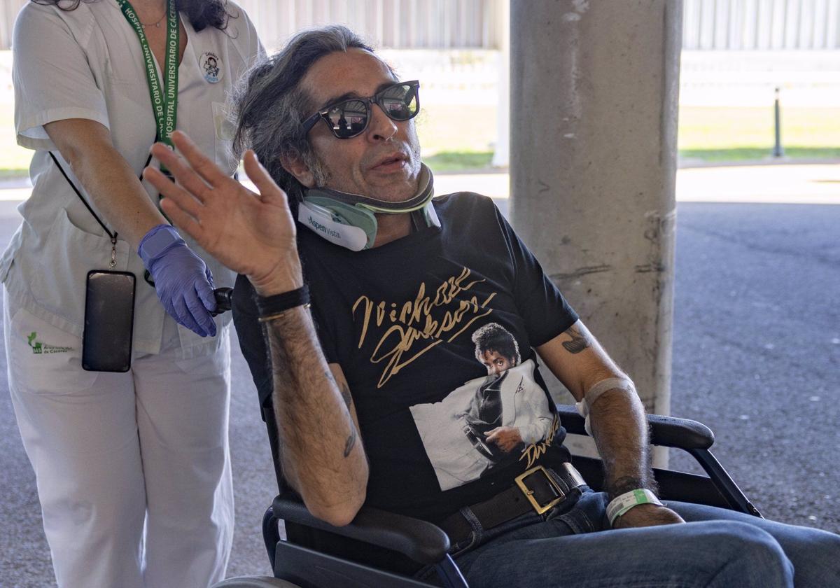 Mario Vaquerizo saliendo del Hospital Universitario de Cáceres