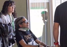 Mario Vaquerizo, con collarín, a su salida del Hospital Universitario de Cáceres este lunes por la puerta de urgencias.