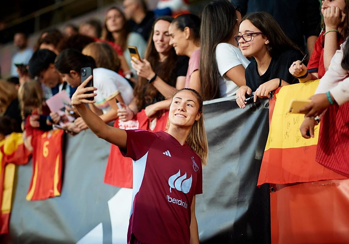 Las internacionales firmaron autógafos y se hicieron selfies.