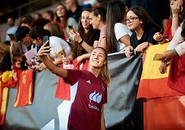 Las internacionales firmaron autógafos y se hicieron selfies.