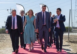 La presidenta extremeña, María Guardiola, junto al presidente del Gobierno, Pedro Sánchez, en la colocación de la primera piedra de la gigafactoría de Navalmoral de la Mata.