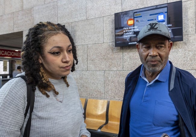 El padre de Imane Saadaoui junto a una representante de la familia.