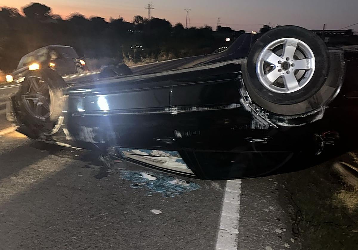 El turismo quedó completamente volcado sobre la calzada.