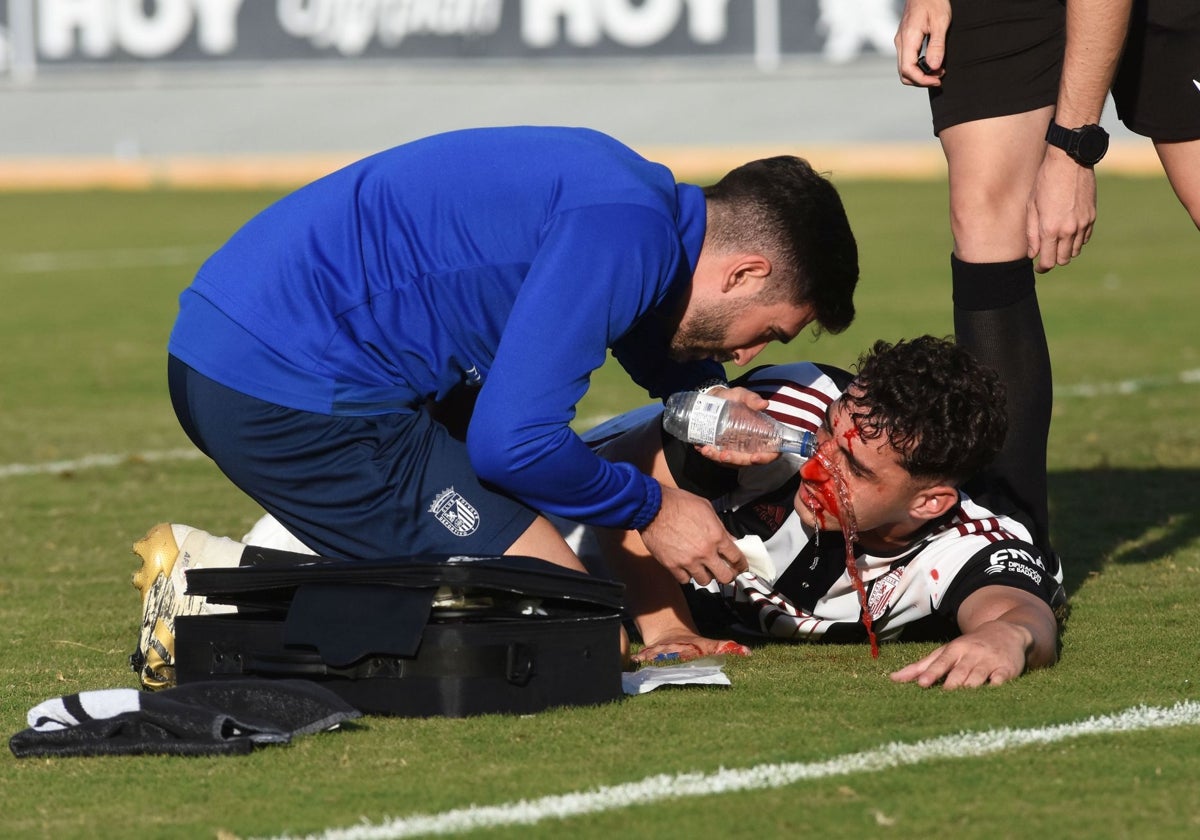 Ginés González es atendido tras marcar el 1-2 en la acción que se partió la nariz.