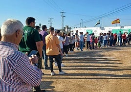 Largas colas en el estadio para conseguir una entrada del Gévora-Betis.