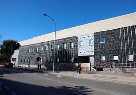 Aspecto de la fachada del Palacio de Justicia de Cáceres, en pleno cambio.