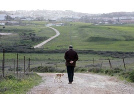 Camino que une el campus universitario con el embalse del Guadiloba.