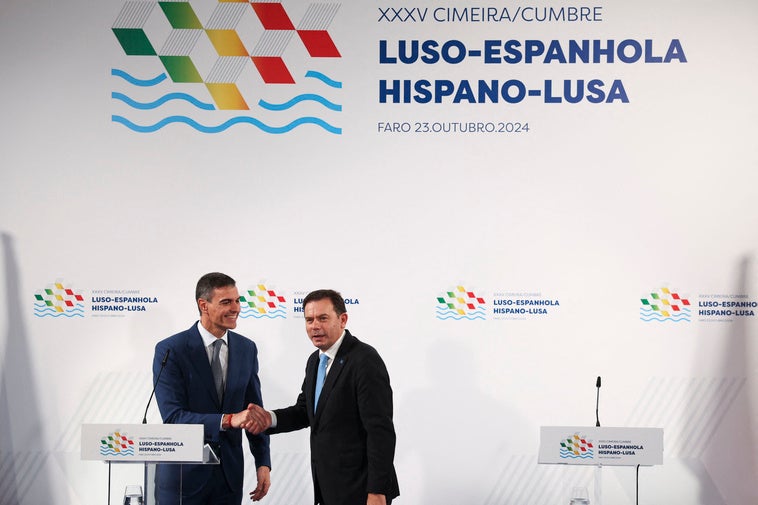 Pedro Sánchez y Luís Montenegro se saludan durante la XXXV Cumbre Hispano-Lusa celebrada en Faro.