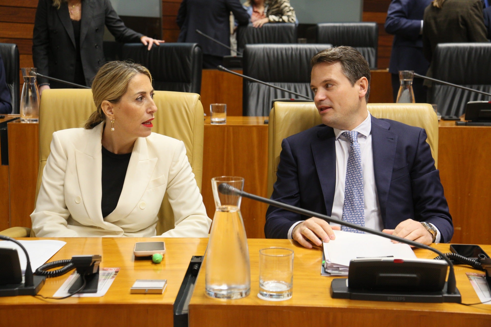 María Guardiola y Abel Bautista, en el pleno de este jueves.