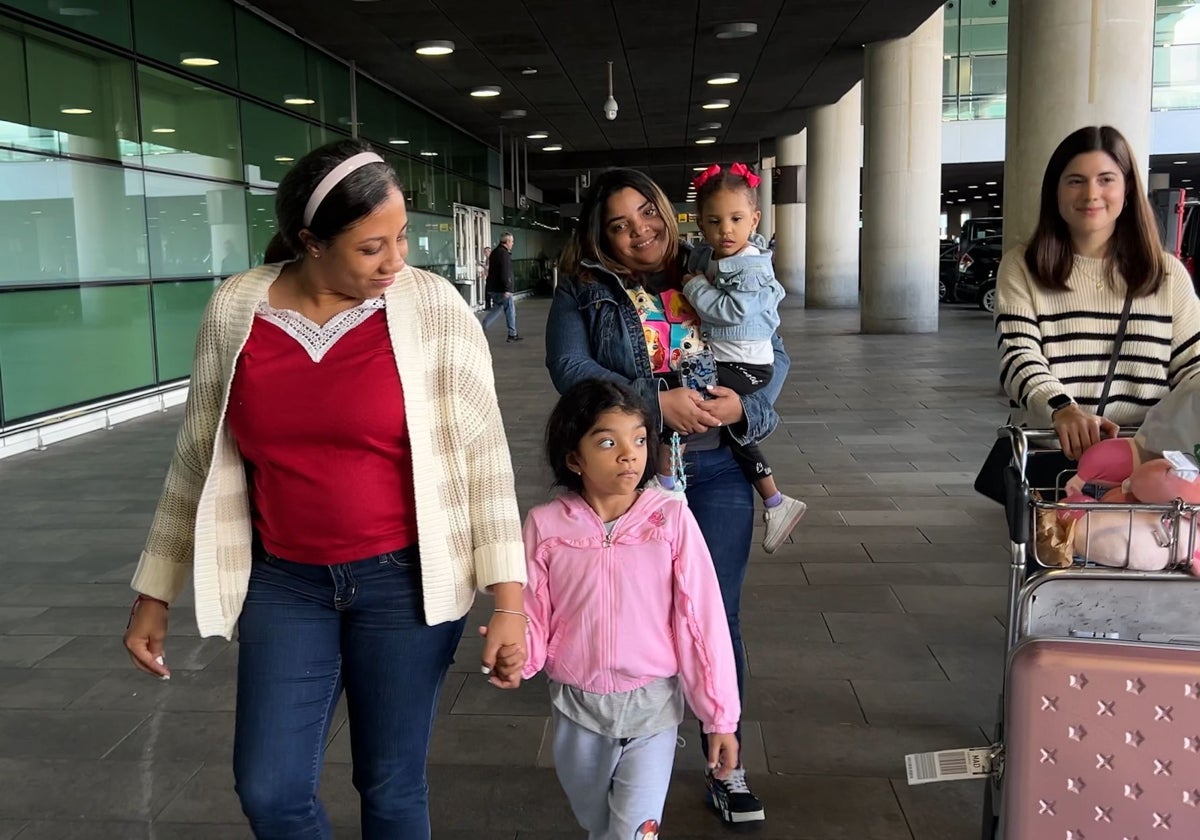 Las niñas Annayah (6 años) y Yarelkies Marie (dos años y medio).