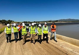 Imagen de archivo de una visita del consejero Ignacio Higuero a las obras del regadío de Monterrubio de la Serena.