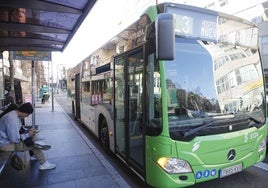 Imagen de un autobús de la línea tres a su paso por la avenida Clara Campoamor de Cáceres.