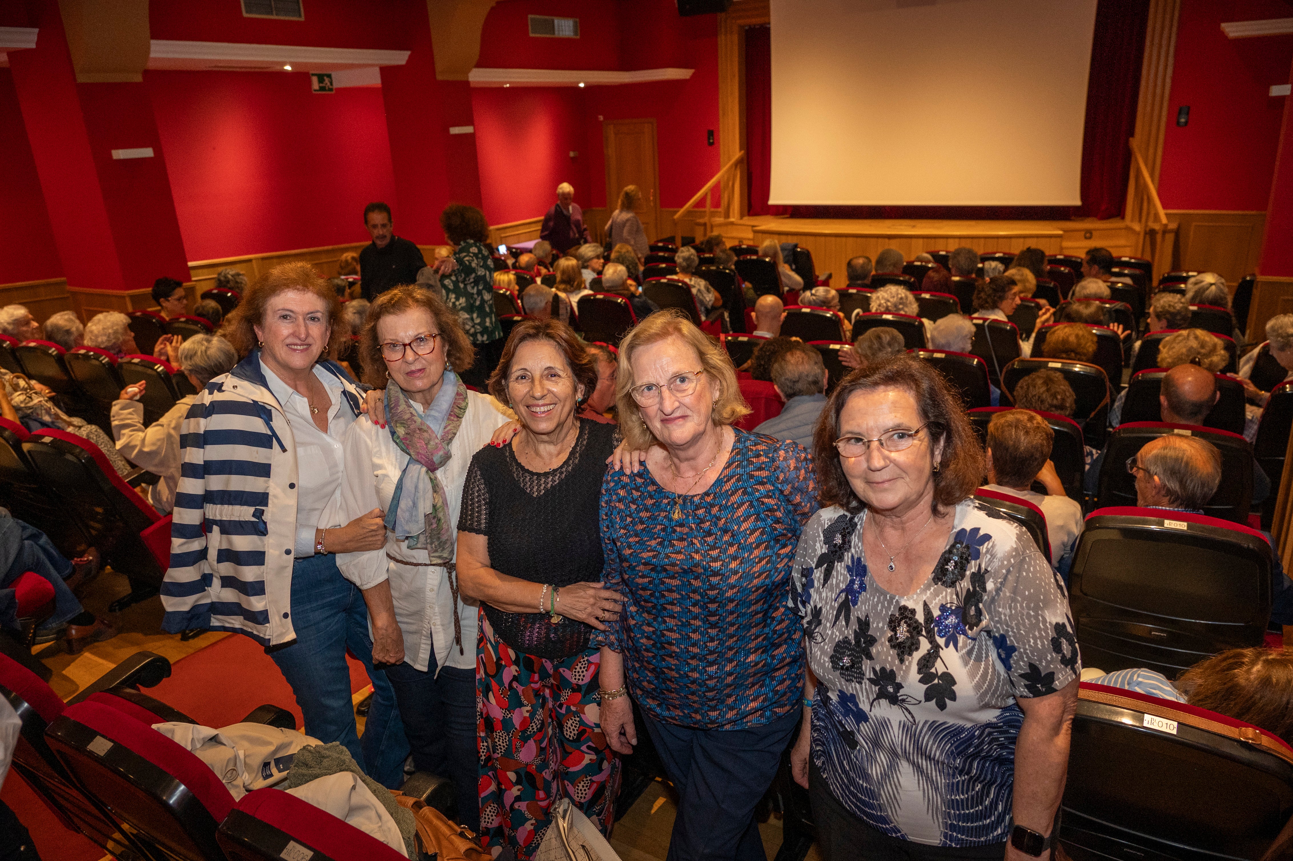 Adela León, junto a su grupo de amigas en el cine de la Residencia Hernán Cortés.