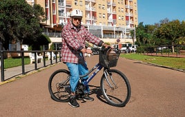 Antonio, a las puertas de la residencia antes de su paseo matutino.