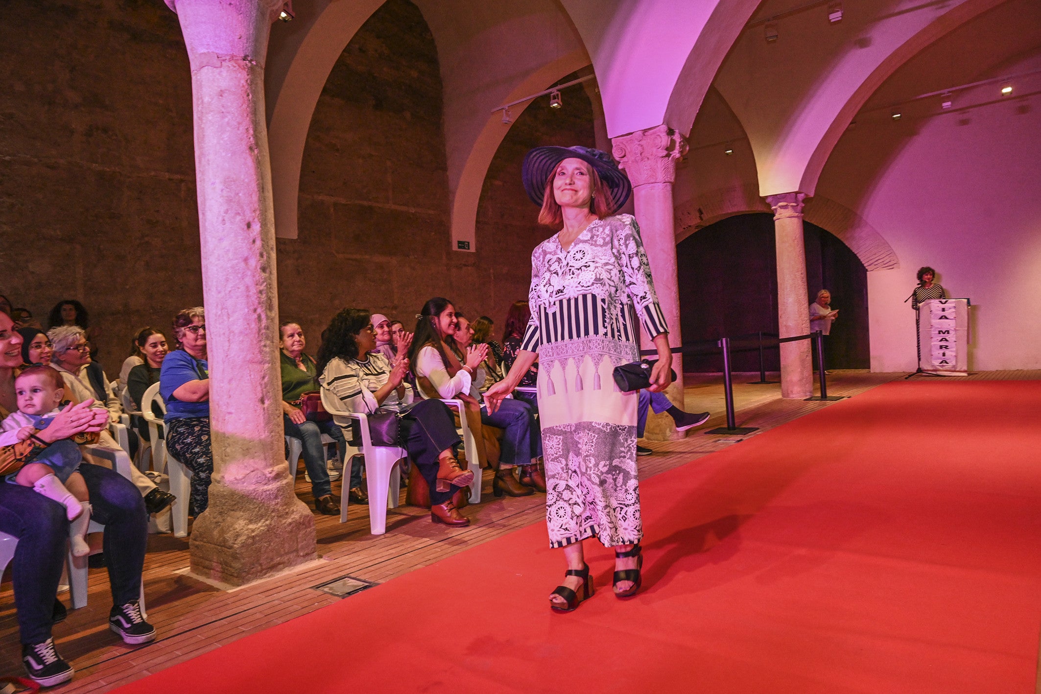 Desfile de las alumnas de María Vía en el edificio de La Galera.