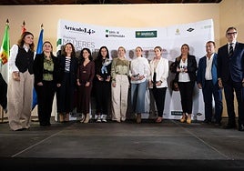 Las galardonadas junto a las autoridades.