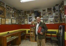 Mateo Giralt, su presidente, en el museo del Club Taurino.