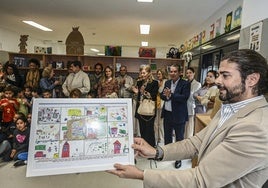 El director del colegio muestra dibujos realizados por los alumnos para recordar a Sofía Mera.