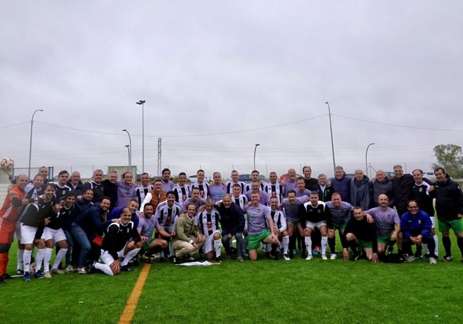 Participantes de los veteranos del Badajoz y de la selección extremeña con el homenajeado Paco Herrera en el centro.