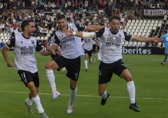 Doncel, Pareja y Liberto celebrando el gol ante el Ibiza en el Romano.