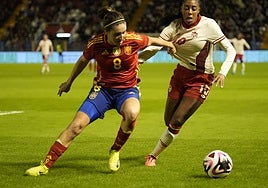 Mariona disputa un balón en el encuentro del Frnacisco de la Hera.