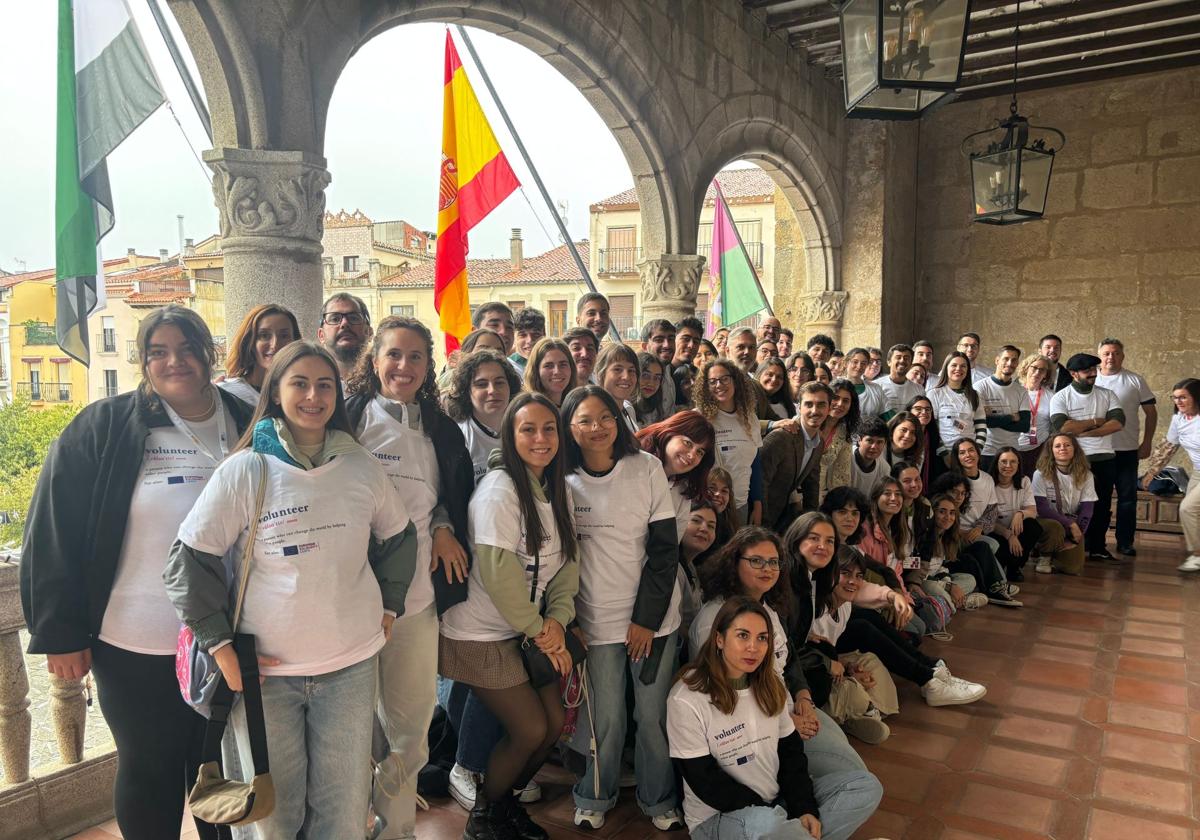 El grupo de jóvenes, en el Ayuntamiento de Plasencia.