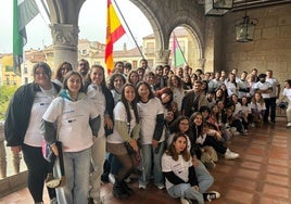 El grupo de jóvenes, en el Ayuntamiento de Plasencia.