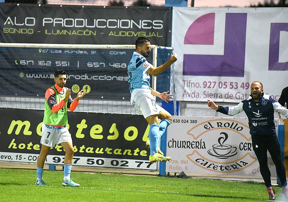 Samu Manchón celebra el tercer gol del Coria.