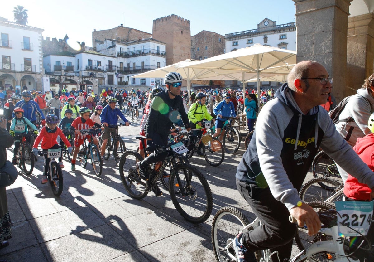 Salida de la Fiesta de la Bicicleta, que reunió ayer a cerca de 4.000 personas.