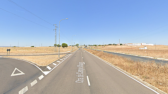 Tres heridos tras el choque de un coche con una farola en Badajoz